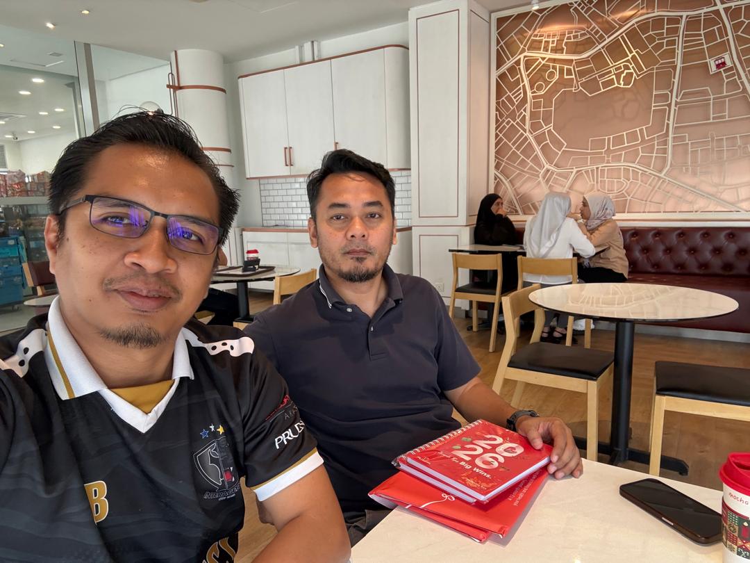 Penyerahan polisi kepada pelanggan